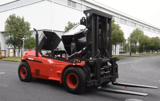 【大噸位】杭叉新款X系列16噸重裝叉車交付某企業(yè)！