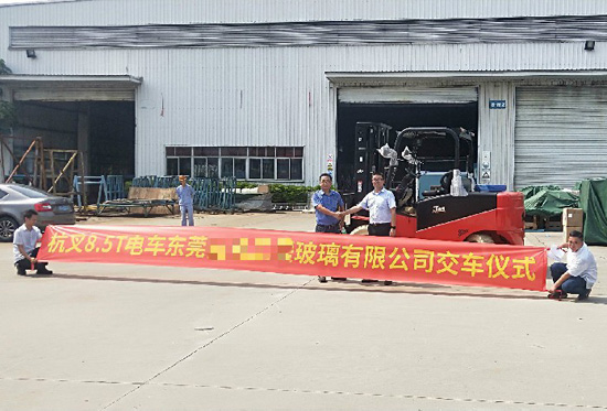 叉車搬運(yùn)玻璃？要輕拿輕放！